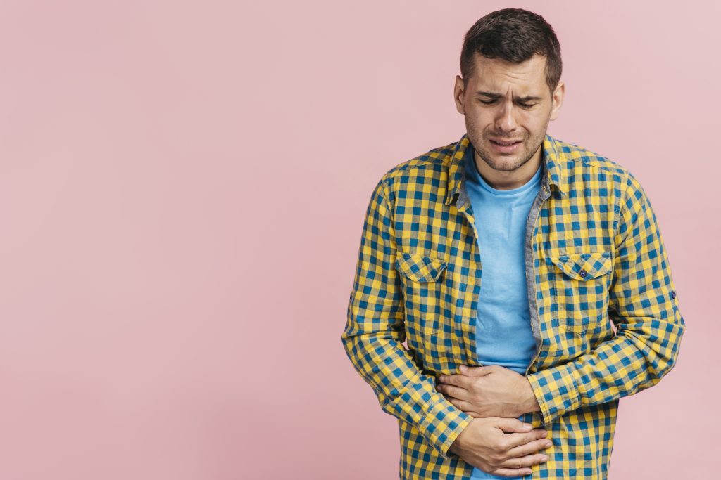 Les Maladies Inflammatoires Chroniques de l'Intestin (MICI) 1 man having bellyache with copy space